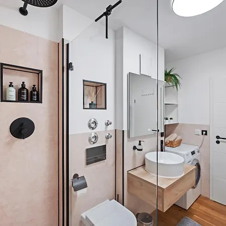Edler Wohnraum Design-apartment Mit Bora-kueche, Balkon, Boxspringbett, Delonghi-kaffeevollautomat, Lift, Parkplatz & Wlan 280 Mbps Lejlighed *