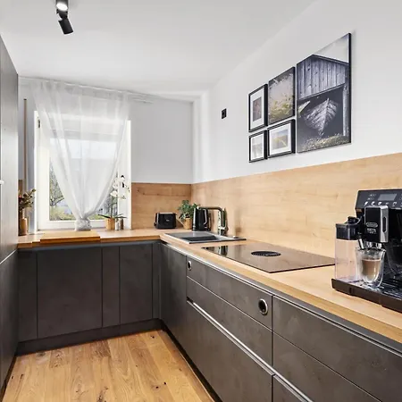 Edler Wohnraum Design-apartment Mit Bora-kueche, Balkon, Boxspringbett, Delonghi-kaffeevollautomat, Lift, Parkplatz & Wlan 280 Mbps Lejlighed