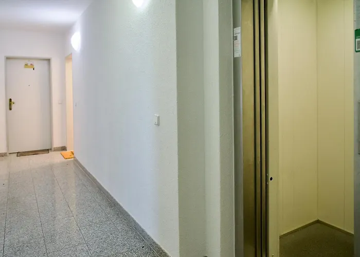 Edler Wohnraum Luxurioeses Mit Balkon, Boxspringbett, Kaffeevollautomat, Lift & Parkplatz شيمنيتز