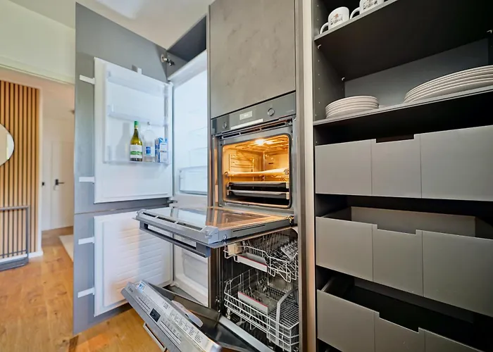 Edler Wohnraum Luxurioeses Mit Balkon, Boxspringbett, Kaffeevollautomat, Lift & Parkplatz *